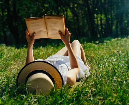 Co warto przeczytać w wakacyjne wieczory? Propozycje książek na lato!