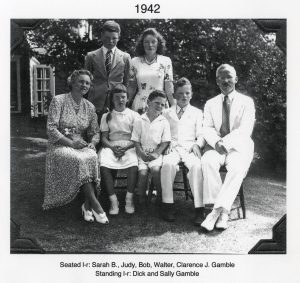 Rodzice i rodzeństwo. Siedzą: Sarah Merry (matka), Judy, Bob, Walter, Clarence James (ojciec). Stoją: Dick i Sally (1942).