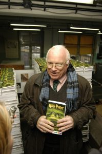 Bob z nakładem książki "Harry Potter i Książę Półkrwi (2006).