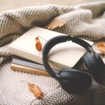 Audiobooki czy tradycyjne książki: która forma jest lepsza? Zalety, wady i kiedy warto wybrać każdą z nich?